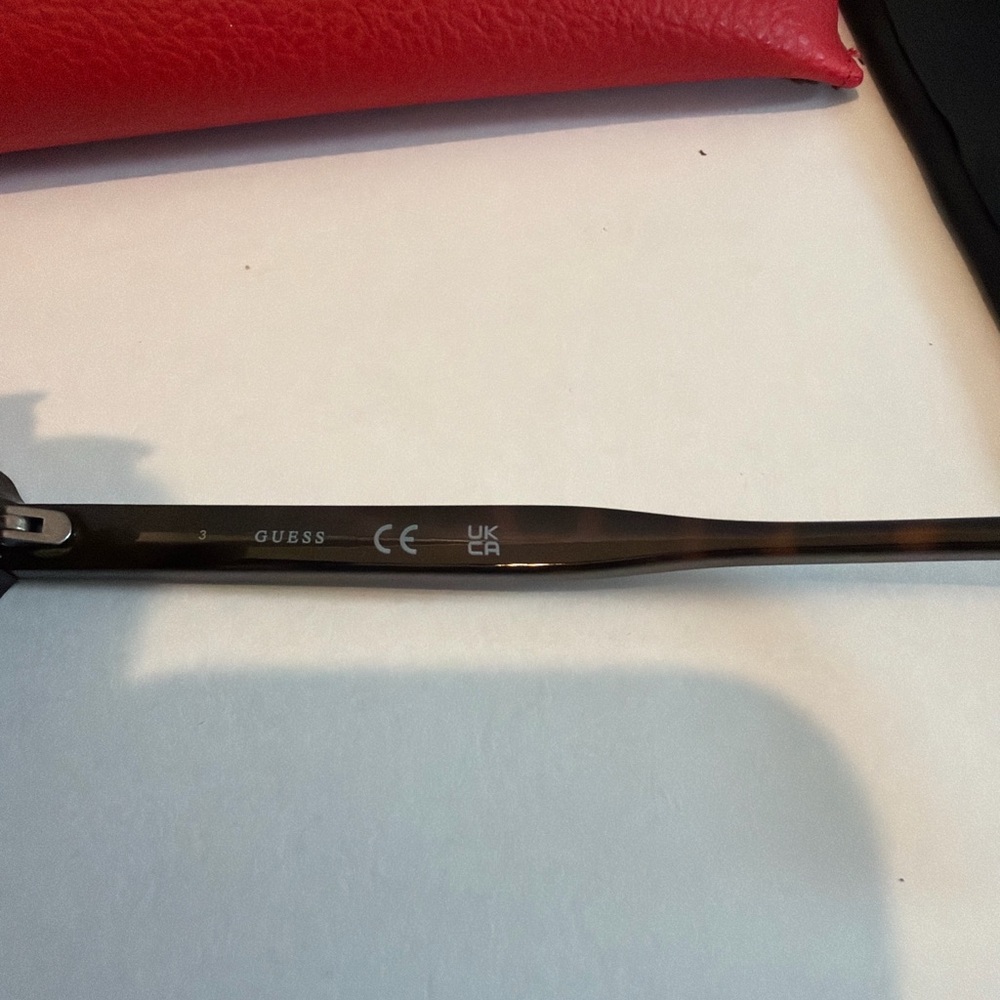 NWOT GUESS oversized cat-eye sunglasses in tortoise with brown gradient lenses - Picture 4 of 6